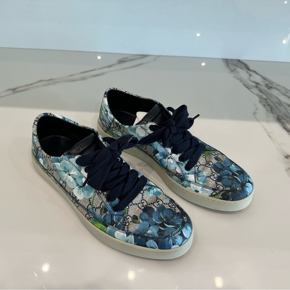 Men’s Gucci sneakers size G10- US 10.5 blue bloom